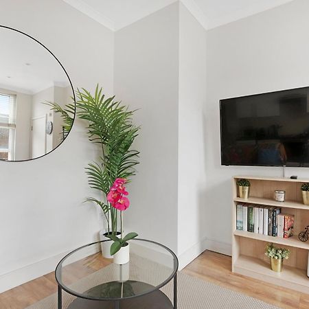 Family Friendly - Stylish Kentish Town Apartment Лондон Екстериор снимка